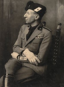 Album MVSN- Schwarzhemden: Augusto Turati in Uniform der Miliz