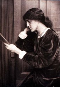 Porträtfotografie von May Morris, Tochter von Jane Morris, von Frederick Hollyer