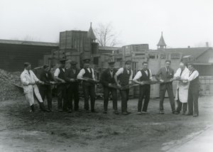 Eine 20 Fuß lange Python wird von elf Mitgliedern des Personals der Zoologischen Gesellschaft getragen, London Zoo, 1924 von Frederick William Bond