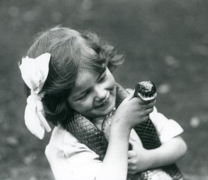 Ein junges Mädchen Betty hält eine östliche Indigo-Schlange, London Zoo, 1924