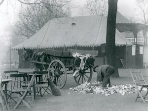 Aufräumen nach einem Feiertag im Londoner Zoo im Jahr 1924 (s/w Foto) von Frederick William Bond