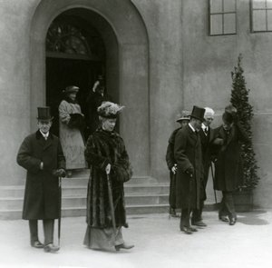 König George V. und Königin Mary im Aquarium des Londoner Zoos, 1924