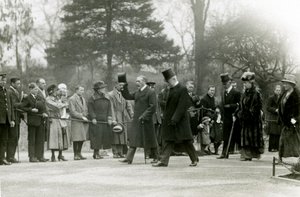König Georg V., der seinen Hut vor der Menge hebt, während eines Besuchs im Londoner Zoo zur offiziellen Eröffnung des Aquariums, April 1924