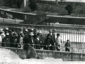 Sir Peter Chalmers Mitchell mit dem äthiopischen Regenten Haile Selassie und seinem Gefolge, die einen Braunbären auf den Mappin-Terrassen betrachten, Londoner Zoo, 1924