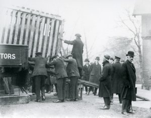 Entladen des neu angekommenen indischen Nashorns, Londoner Zoo von Frederick William Bond