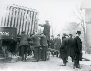 Entladen des neu angekommenen indischen Nashorns, London Zoo, 1924 von Frederick William Bond