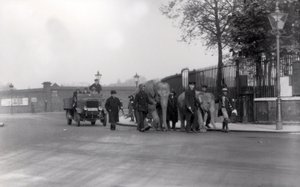 Ein Paar Elefanten vom Hafen zum ZSL London Zoo führen, das letzte Mal, dass dies jemals getan wurde, 1923 von Frederick William Bond