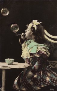 Ein kleines Mädchen bläst Blasen aus einer Pfeife von French Photographer