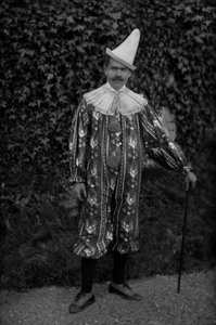 Ein Mann posiert in einem Clownkostüm, in der Abtei von Septfontaines, nahe Bourmont in Haute Marne. Fotografie Ende des 19. Jahrhunderts. Ducos Sammlung. von French Photographer