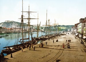 Boote im Hafen von Cherbourg mit der alten Festung im Hintergrund