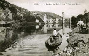 Cahors zu Beginn des 20. Jahrhunderts: Sandfischer und ihr Boot auf dem Lot, Brücke von Val-entre (Valentre) von French Photographer