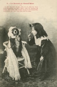 Kind zieht ihrem Hund eine Haube an von French Photographer