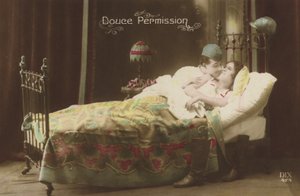 Paar küsst sich im Bett von French Photographer