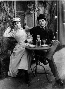 Paar auf der Terrasse eines Cafés und trinkt Absinth