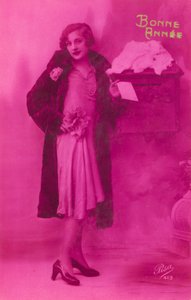Elegantes Mädchen kurz vor dem Einwerfen einer Neujahrskarte von French Photographer