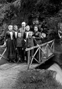 Familie von Stadtbewohnern, posierend in ihrem Garten, nahe Bourmont in Haute-Marne (Haute Marne), um 1880. Ducos Sammlung. von French Photographer
