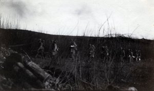 Erster Weltkrieg (1914-1918): eine Gruppe von Soldaten marschiert auf Rocour (Saint Quentin) (Aisne) von French Photographer
