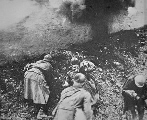 Französische Infanterie unter Beschuss durch deutsche Artillerie während der Schlacht von Verdun
