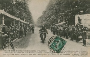 Französischer Motorrad-Grand-Prix, Fontainebleau, 22. Juni 1913. Lavanchy gewinnt die 500-cc-Kategorie auf einer Motosacoche mit Hutchinson-Reifen und absolviert den 450 Kilometer langen Kurs mit über 75 Kilometern pro Stunde
