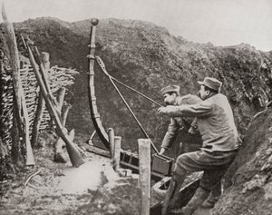 Französische Soldaten benutzen eine Katapult zum Bombenwerfen während des Ersten Weltkriegs, aus The Illustrated War News, 1915 von French Photographer