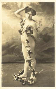 Mädchen im Body, das eine Blumengirlande hält von French Photographer