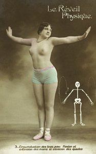 Halbnackte Frau bei Übungen von French Photographer