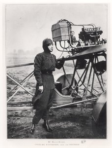 Helene Dutrieu (1877-1961) neben einem Flugzeug, vor 1914