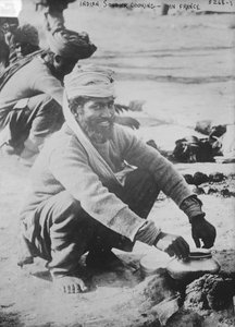 Indischer Soldat beim Kochen in Frankreich, 1914-15 von French Photographer