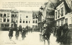 König Georg V. und König Albert I. besuchen ein Dorf in Flandern