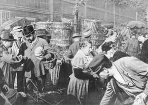 Letzte Verkäufe vor der Glocke, rue Rambuteau, Les Halles, Paris, 1897