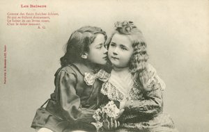 Kleiner Junge küsst kleines Mädchen von French Photographer