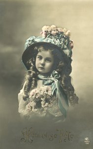 Kleines Mädchen mit großem Hut von French Photographer