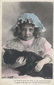 Kleines Mädchen mit einer Katze von French Photographer