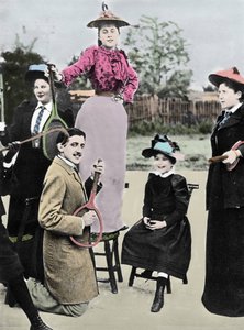 Marcel Proust, französischer Schriftsteller, inmitten einer Gruppe junger Frauen, die auf einem Tennisschläger Gitarre spielen, am Tennisboulevard Bineau in Paris, 1892