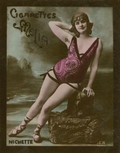 Nichette, Mädchen in Unterwäsche am Strand