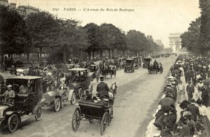 Paris, Die Avenue Du Bois De Boulogne von French Photographer