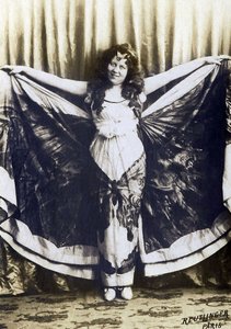 Porträt von Loie Fuller (1862-1928), amerikanische Komikerin, Sängerin, Tänzerin