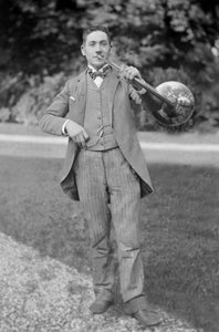 Porträt eines Hornisten, der Band von Bourmont in Haute Marne, im Garten der Abtei von Septfontaines. Fotografie späte 19. Jahrhundert. Ducos Sammlung
