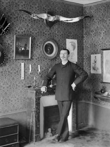 Porträt eines jungen Mannes, posierend im Wohnzimmer der Abtei von Septfontaines, nahe Bourmont in Haute Marne. Fotografie späte 19. Jahrhundert. Ducos Sammlung