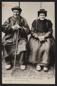 Postkarte, die Bergleute in Saugues, Haute-Loire, um 1900 darstellt von French Photographer