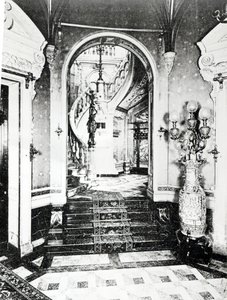 Das Vestibül und die Onyx-Treppe im Hotel de Paiva von French Photographer