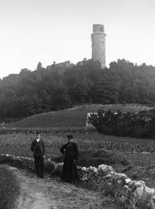 Der Landpfarrer, begleitet von einem jungen Mann, posierend auf dem Weg vor dem Turm von Montlhery in der Essone. Fotografie späte 19. Jahrhundert. Ducos Sammlung