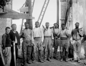 Das Team der Zimmerleute, die an der Restaurierung der Abtei von Septfontaines, Bourmont in Haute-Marne, arbeiten, posieren mit ihren Werkzeugen, Axt, Säge, Bleidraht, Regeln und Masse, um 1890. Fotografie. Ducos Sammlung