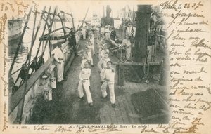 Auszubildende Matrosen an einer französischen Marineschule beim Boxunterricht an Deck. Postkarte gesendet im Jahr 1913