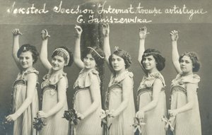 Truppe junger Tänzerinnen, lächelnd von French Photographer
