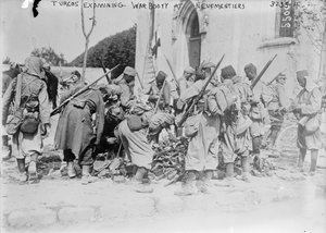 Turcos untersuchen Kriegsbeute in Neufmentiers, 1914 von French Photographer