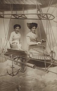 Zwei Frauen fliegen ein Flugzeug