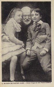 Victor Hugo (1802-1885), französischer Dichter, Romanautor und Dramatiker, mit seinen Enkeln von French Photographer