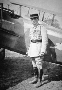 WWI französischer Fliegerass Sous-Lieutenant Rene Fonck, ausgezeichnet mit der Ehrenlegion nach sechs Siegen, 8. Mai 1918