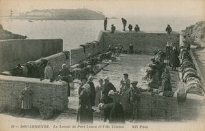 Frauen waschen Wäsche im Hafen von Louen. Postkarte von 1913.
